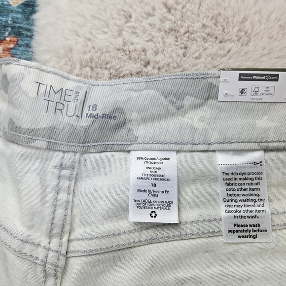 Time and Tru Women’s Mid Rise Frayed Hem Denim Shorts Camo 18 - Picture 8 of 10